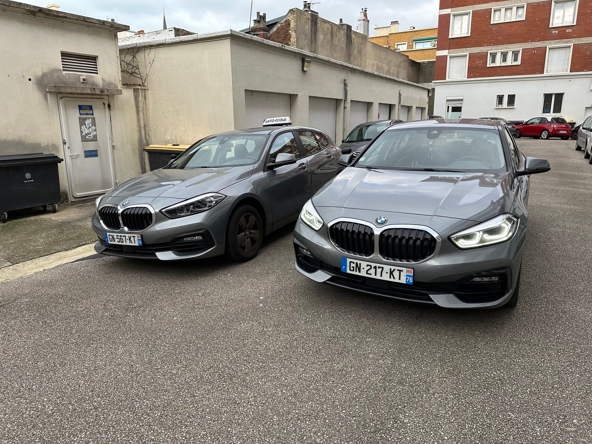 Les BMW Série 1 de l'Auto-École Saint-Vincent garées devant l'établissement au Havre