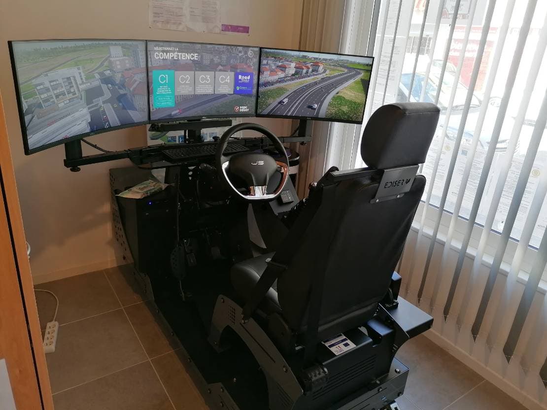 Le simulateur de conduite EDISER de l'Auto-École Saint-Vincent, à trois écrans, dans son espace dédié
